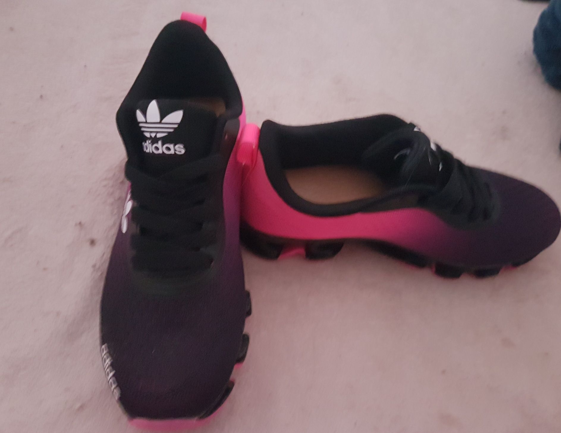 Tênis Adidas rosa e preto