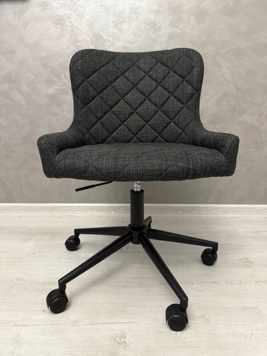 Офісне скрісло на колесах з підйомним механізмом