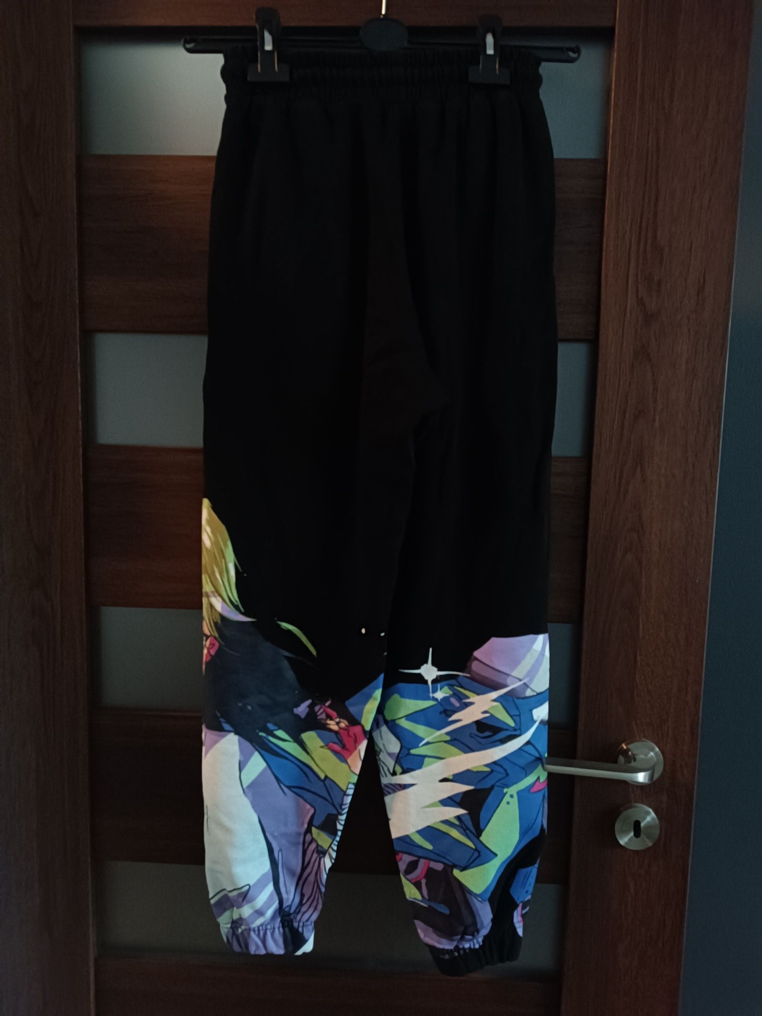 Spodnie dresowe Bershka dresy billie eilish XS czarne z naklejkami