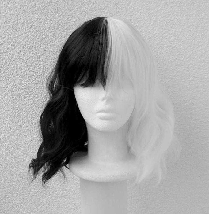 Biała czarna falowana peruka Estella Cruella de Mon Vil cosplay