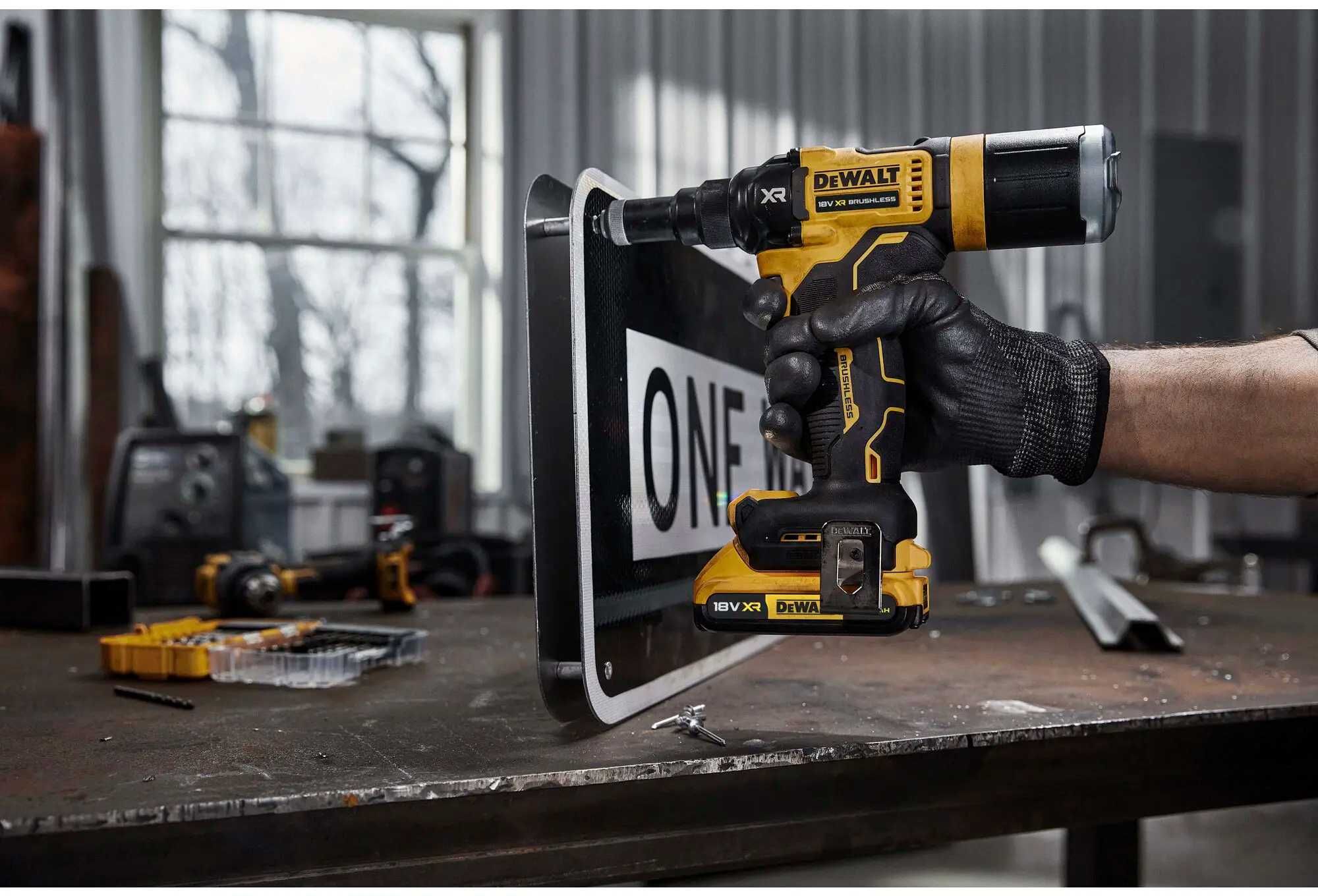 DeWALT DCF403 Заклепочник акумуляторний  2,4 мм\3,2мм\4,0мм\4,8мм