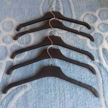 Отдам в Дар 5 крепких чёрных вешалок для одежды, юбок и брюк.