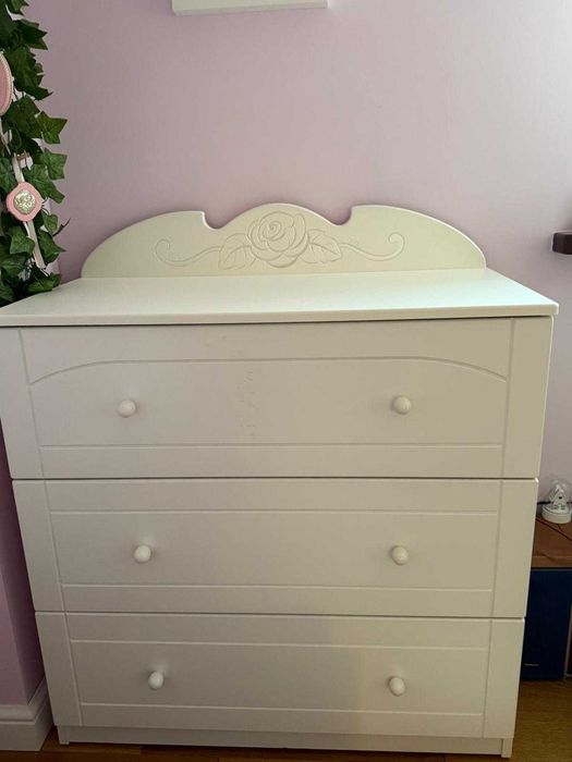 Biała komoda z kolekcji Bianco Fiori Meblik