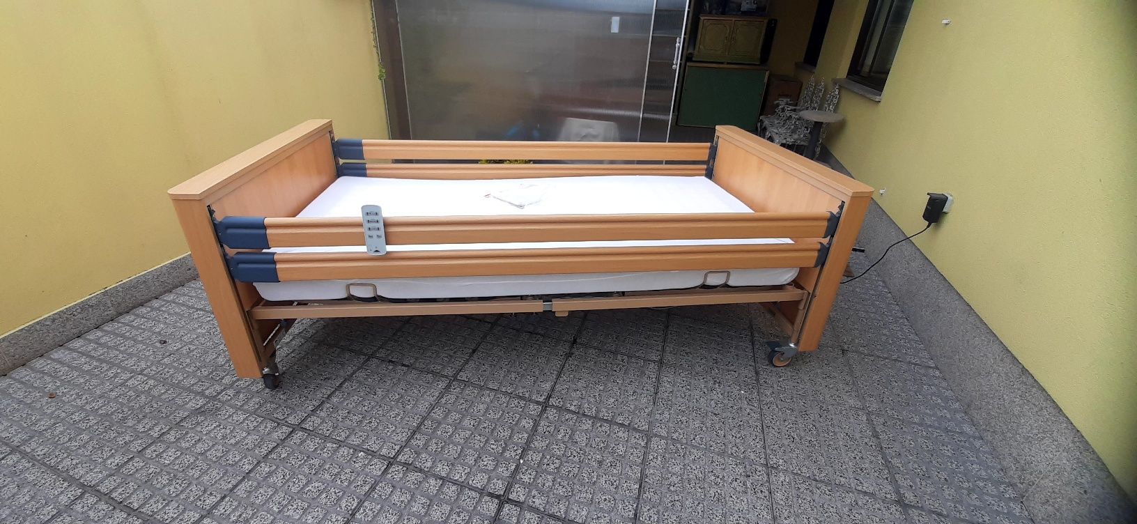 Cama articulada elétrica e elevatória hospitalar nova