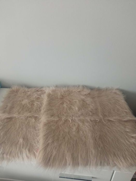 Beżowe futrzaste poszewki Home&you