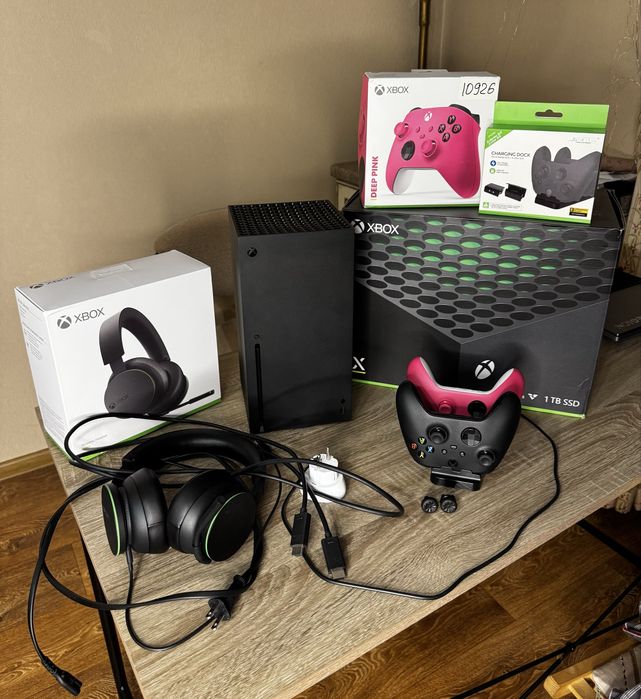 Приставка XBOX SERIES X 1 TB, геймерські бездротові навушники Xbox