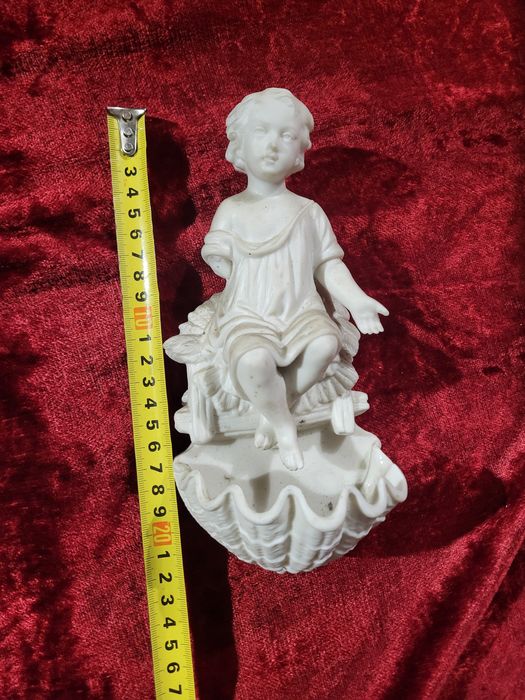 Zabytkowa kropielnica z biskwitu Pan Jezus ubytek