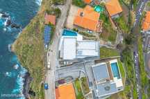 Moradia unifamiliar T3, com vista sobre o mar e sobre a vila da Ponta