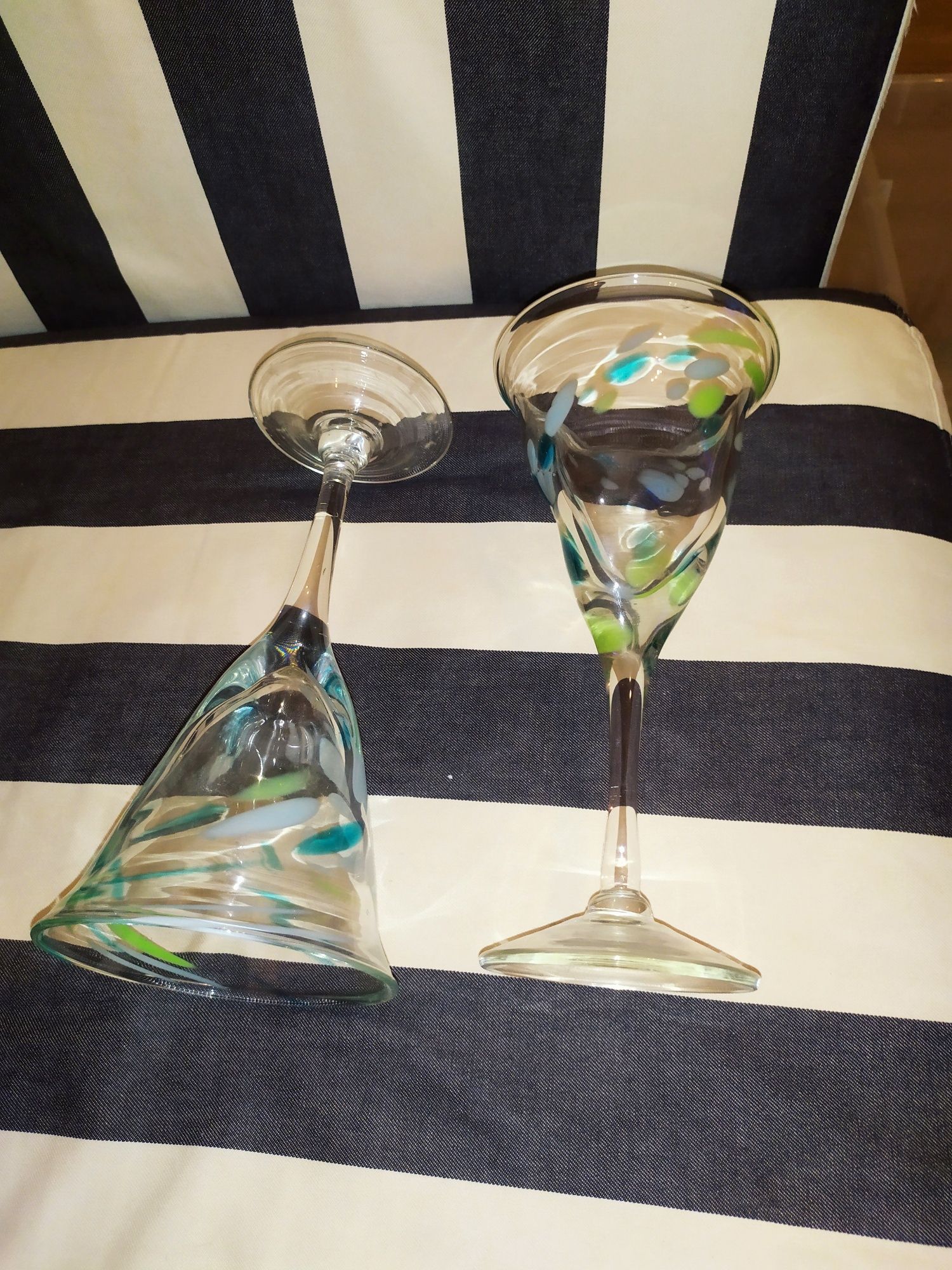 Taças com detalhes verdes e azuis