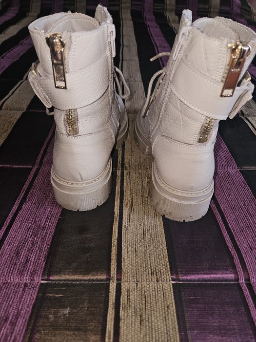 Botas tipo militar, beje, pele verdadeira