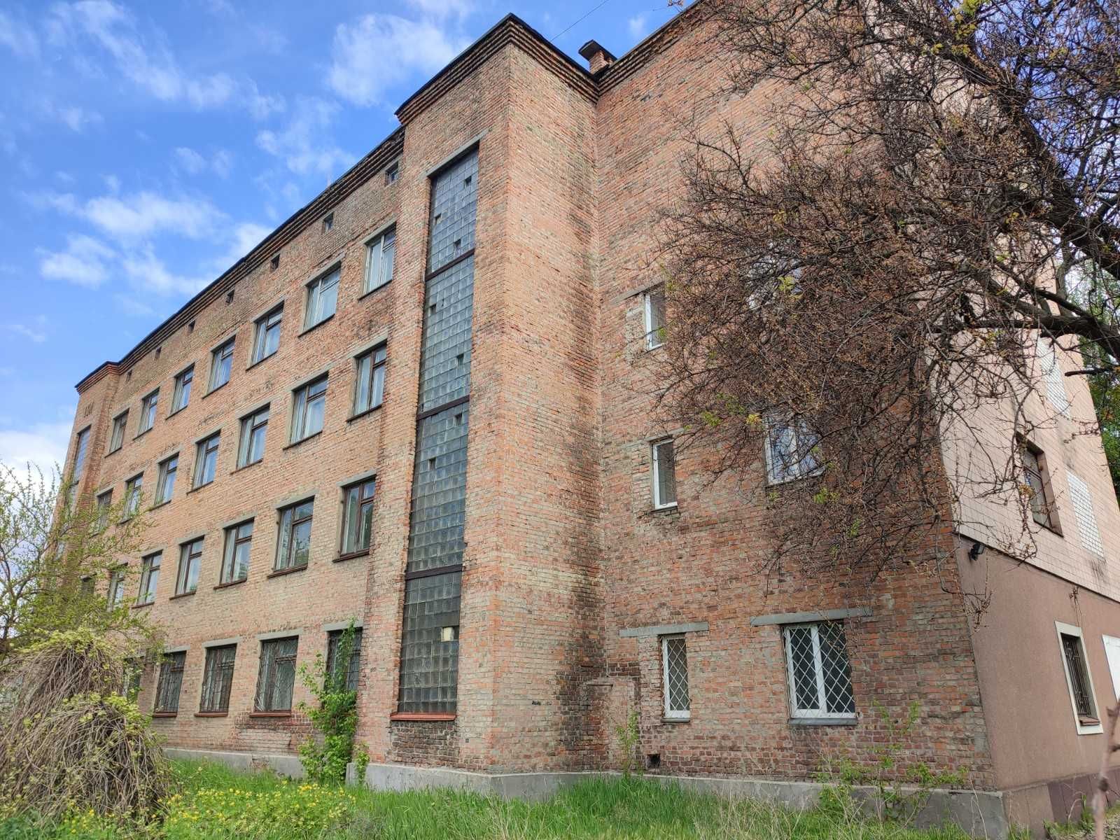 Продам адмвнбуділю в центрі м. Черкаси 2235м2, 320 дол м2.