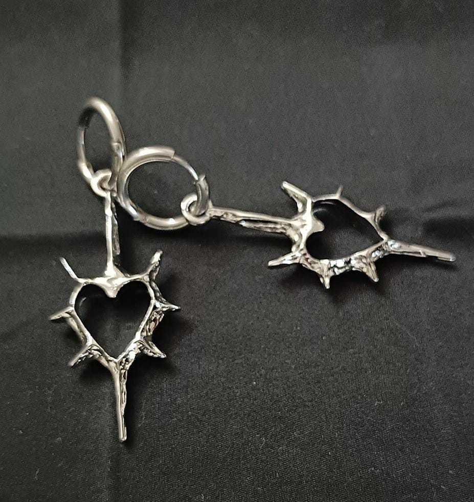 Brincos Gothic Hearts  Elegância Sombria e Estilo Único!