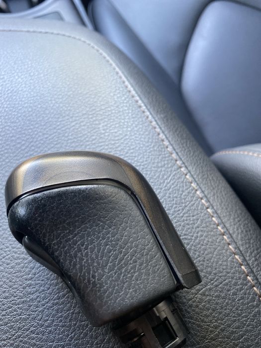 Ручка КПП Toyota Camry 70 з декоративною накладкою.