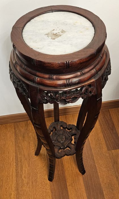 Mesa de pedestal com tampo de mármore para suporte de vaso/candeeiro.
