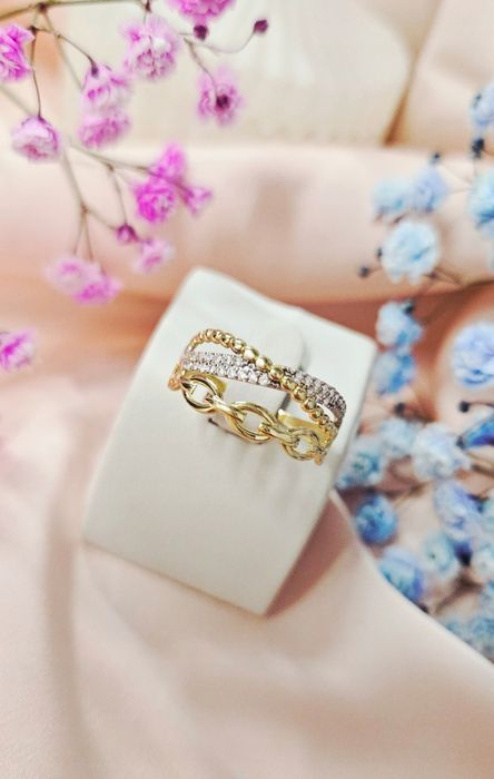 Złoty pierścionek, szeroki, cyrkonie, zawijany, kulki, pr 585 r. 19