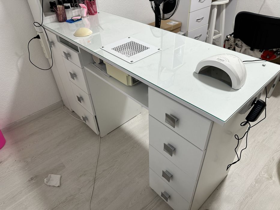 Продам стіл для манікюру з витяжкою