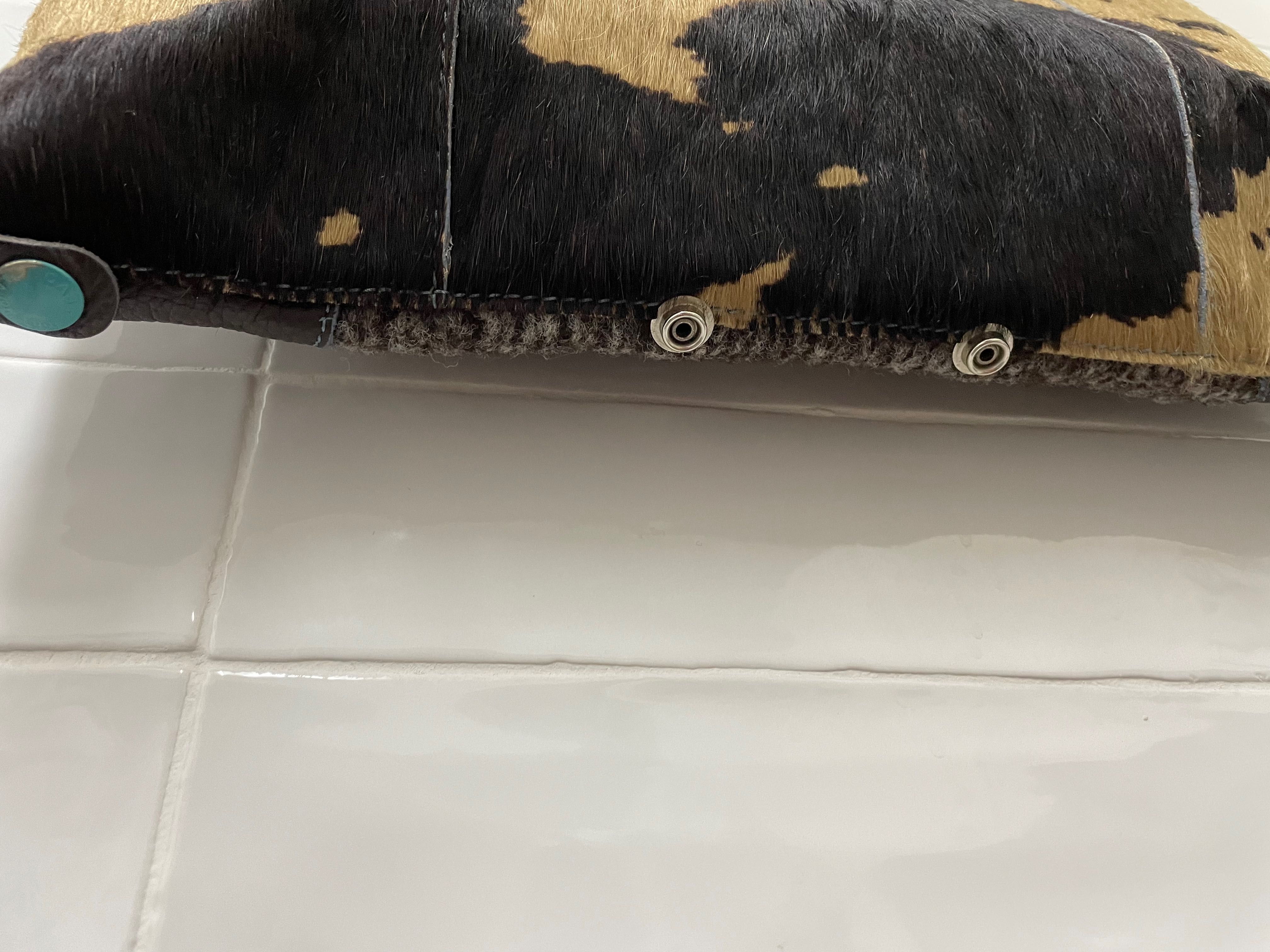 Mala de mão com tiracolo marca Gabs em pele, pêlo e tecido