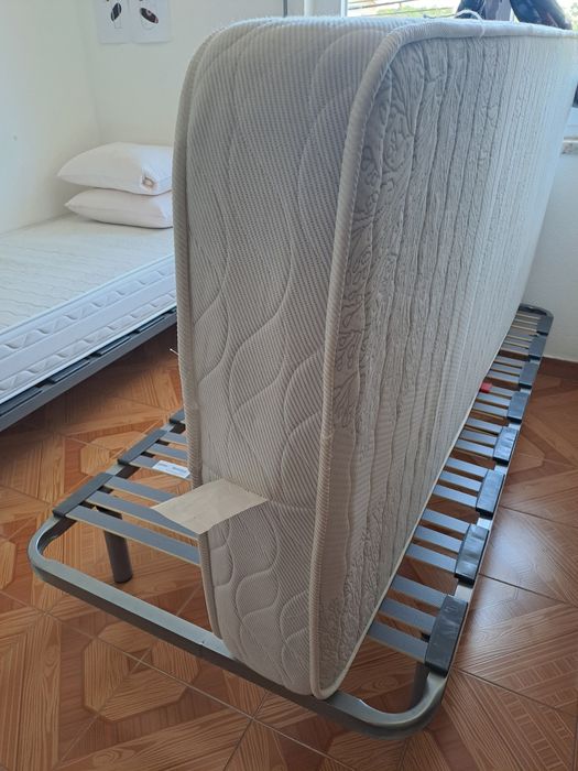 2 Camas de solteiro com colchões