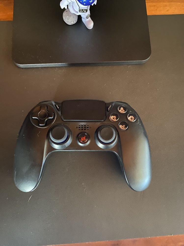 ps4 1 Tb ( 2 comandos e 3 jogos ja incluidos )