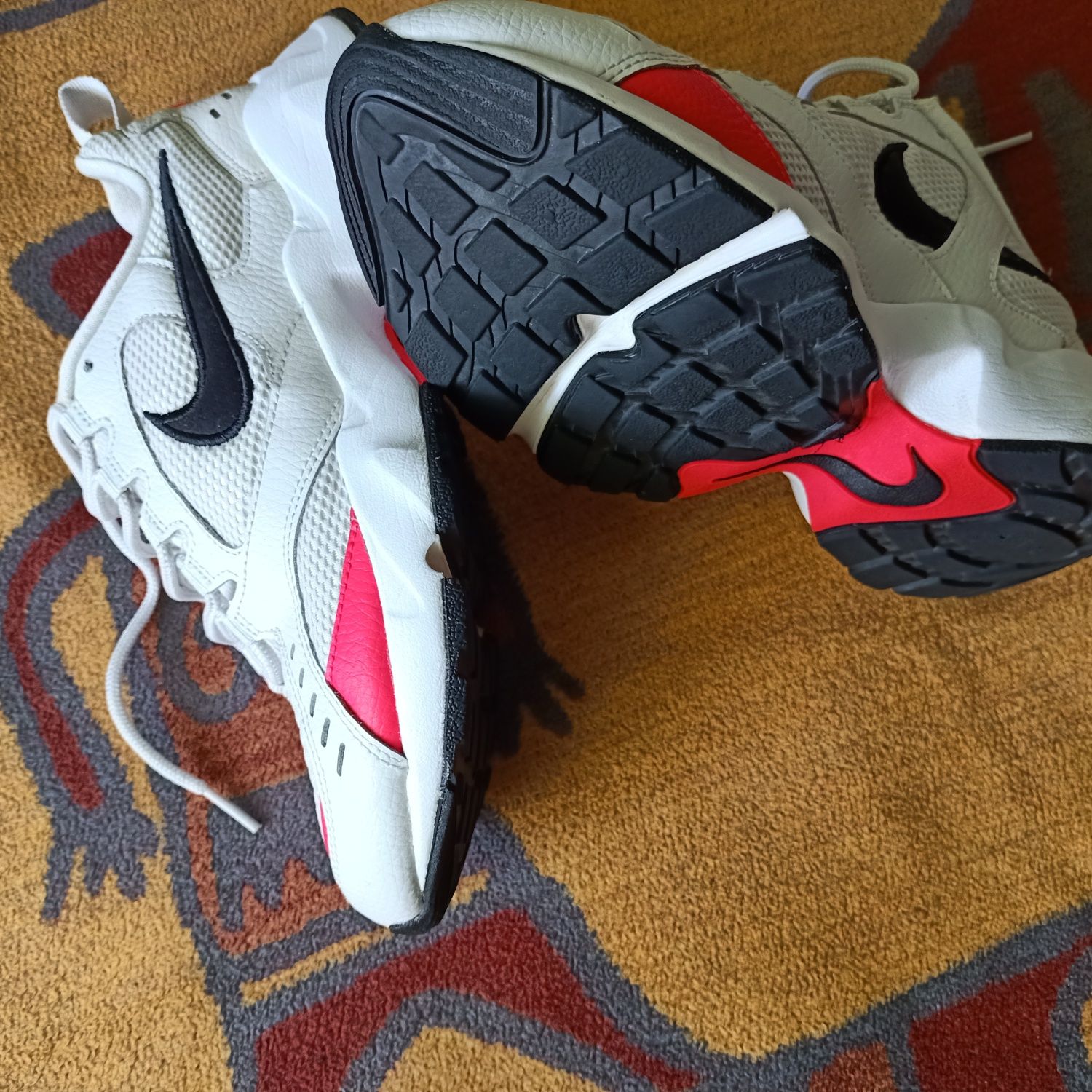 Nike Air Heights , uniseks. Rozmiar 40 . Wkł 25 cm .
