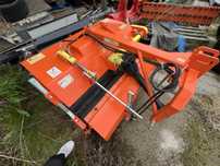 Zamiatarka walcowa z koszem hydraulicznym. Kubota