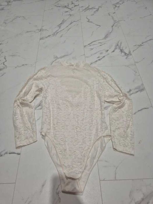 Białe koronkowe ażurowe body