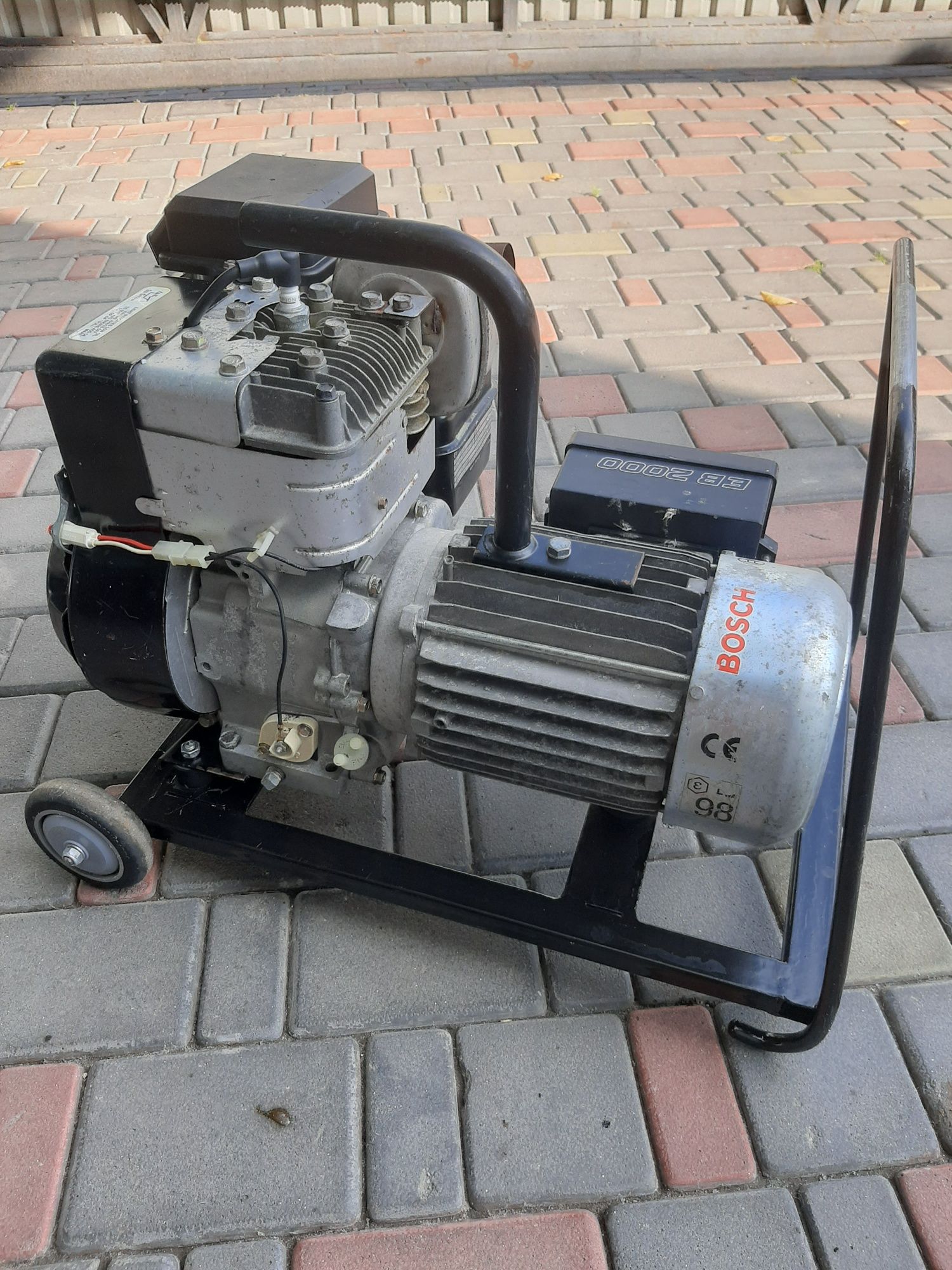 Продам генератор 2кв   Bosch EB 2000