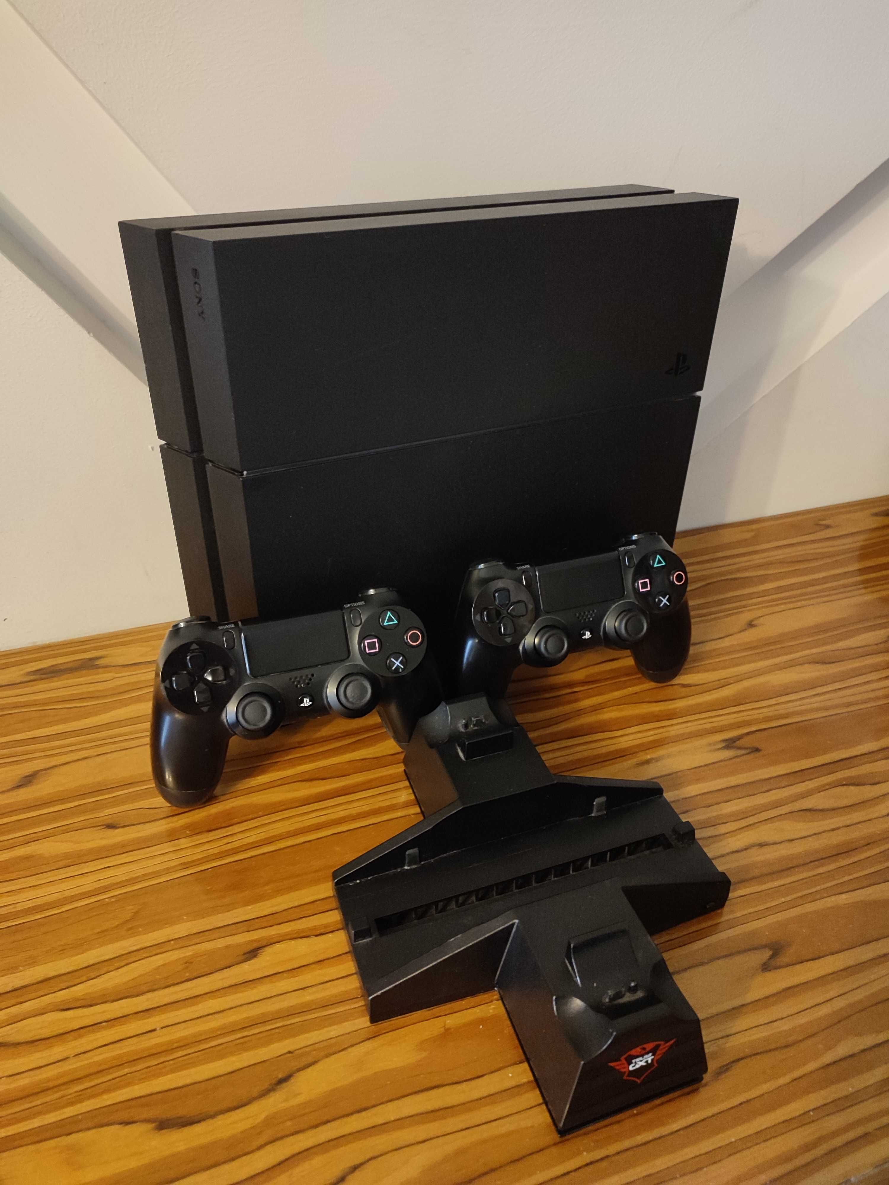 [PS4] Konsola PlayStation 4 + 2 Pady+ stacja chłodzona i ładująca pady