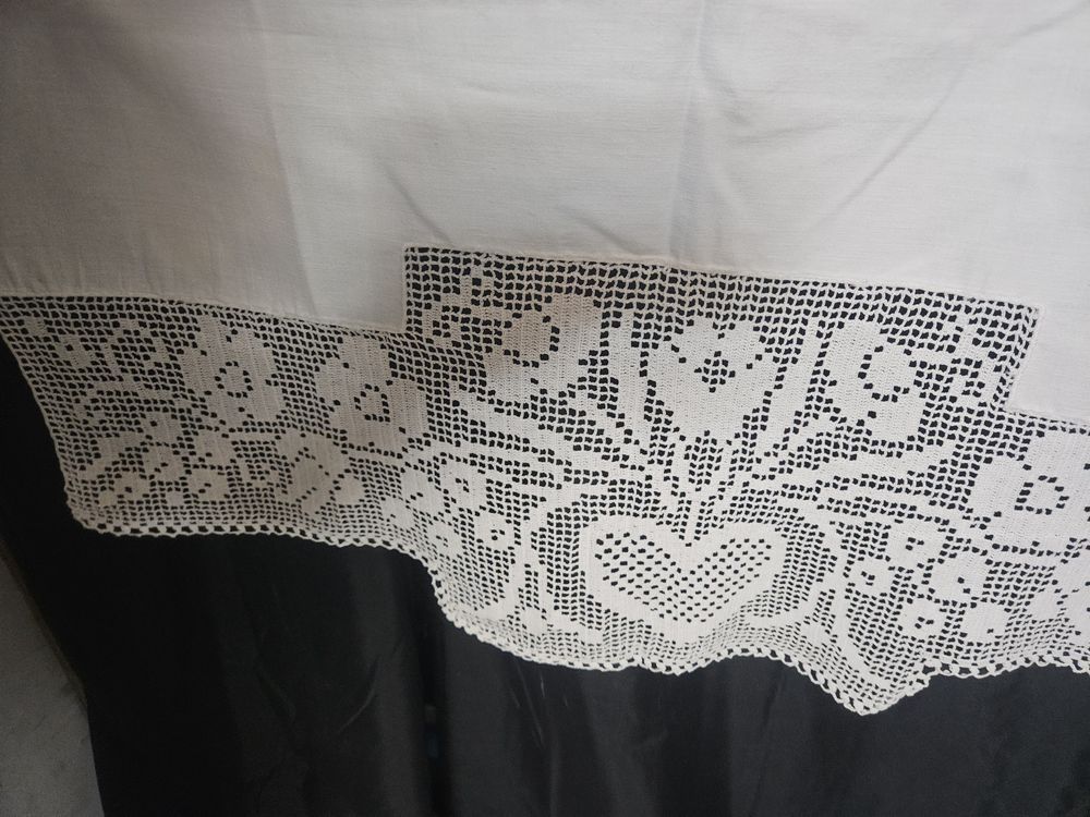Toalha de altar branca e renda feita à mão