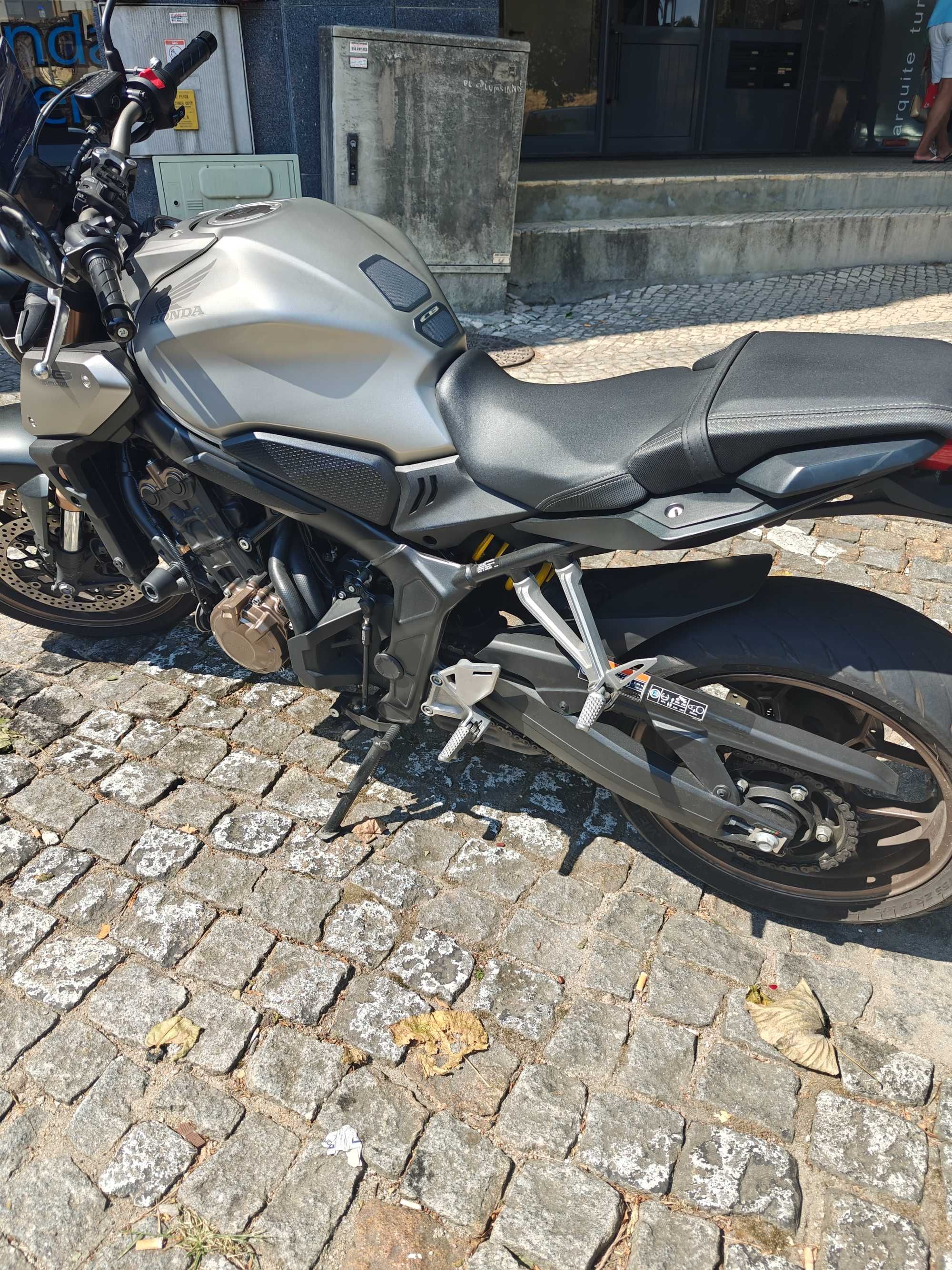 Honda CB650R com extras