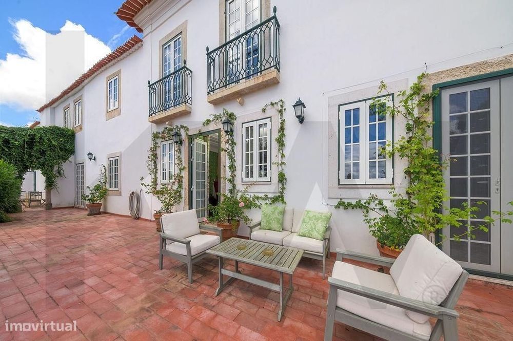 Quinta histórica. Edifício principal com área bruta de 1.702m2 e terre