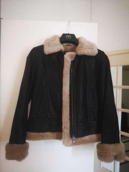 Casaco de pele preto com gola branca, tamanho M