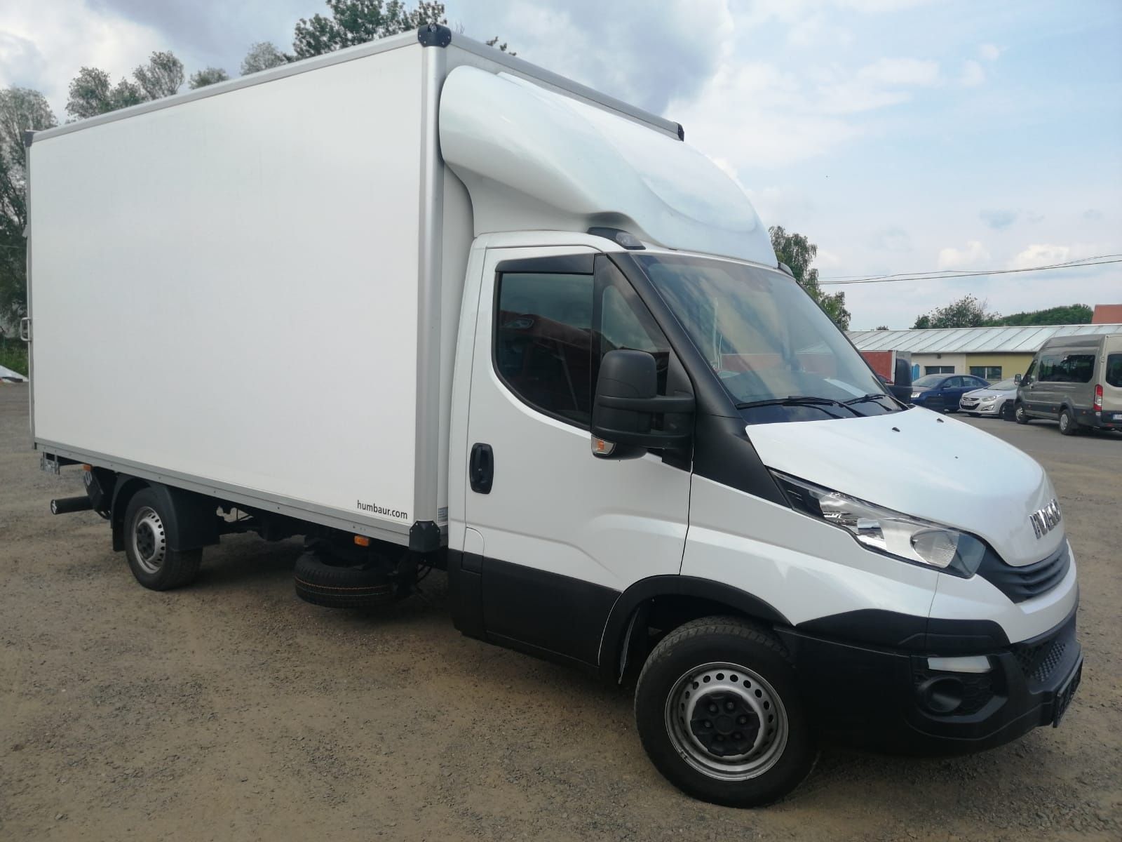 Wynajem kontener z windą Iveco Daily