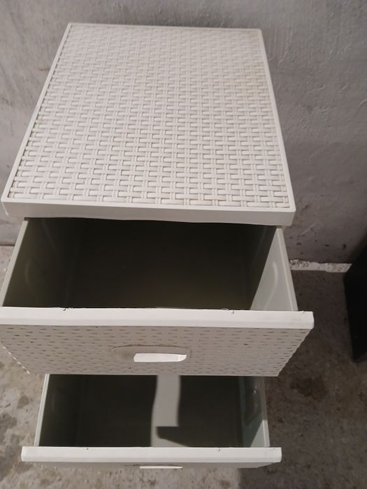Witam sprzedam biała szafka rattanowa