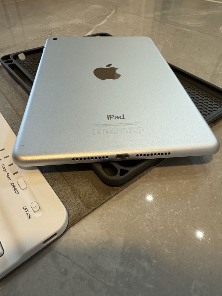iPad Mini 4 64GB + Klawiatura z Etui Kolor Biały