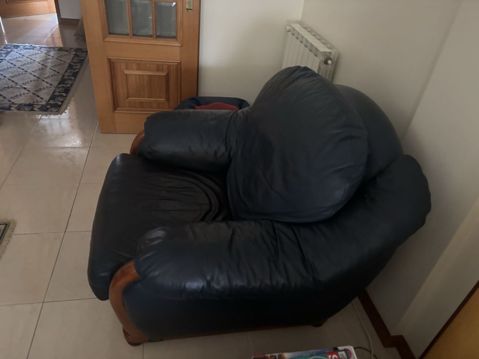 3 sofás de pele para 4 pessoas