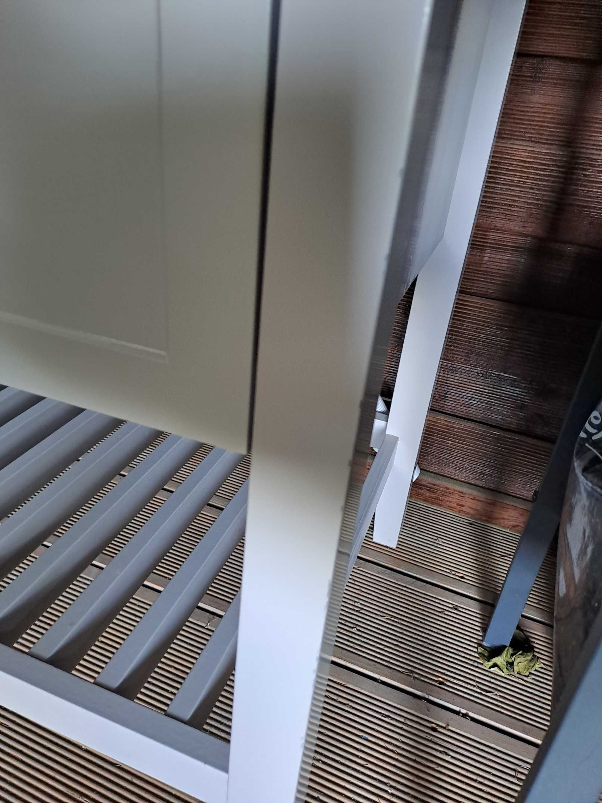 Szafka pod umywalkę GoodHome Perma 60 cm szara razem z umywalką.
