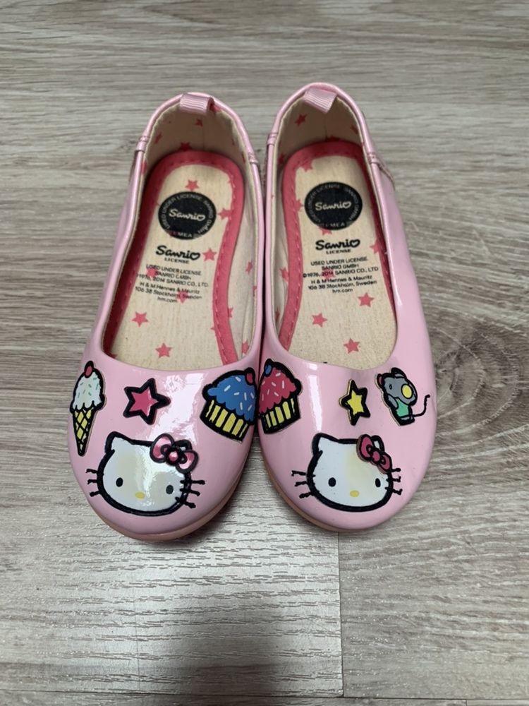 H&M baleriny jasny róż lakierkowane Hello Kitty roz 24