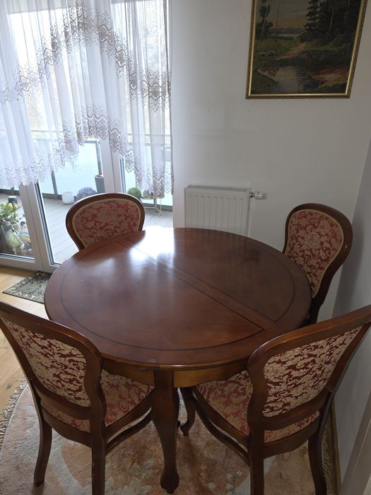 Stół drewniany i krzesła