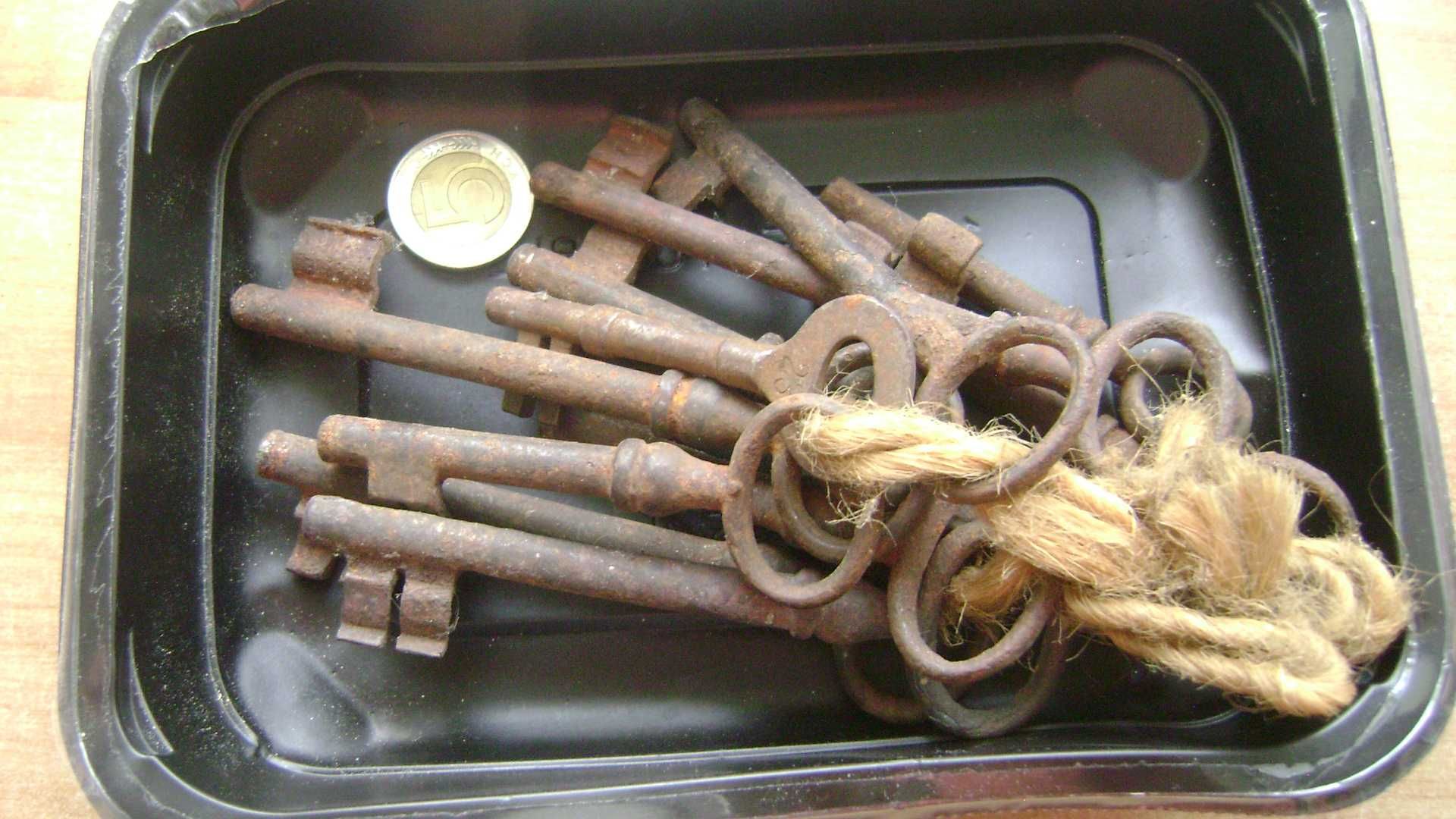 Starocie z PRL - Stare klucze = Zestaw 12 sztuk przedwojennych
