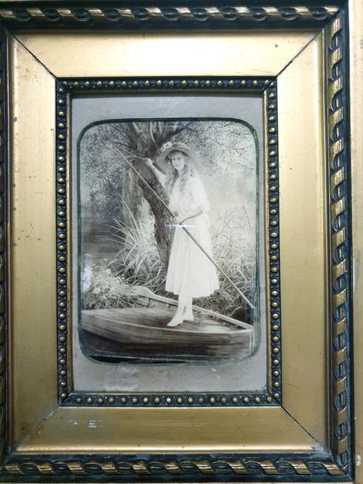 Antiga fotografia de uma encantadora jovem emoldurada