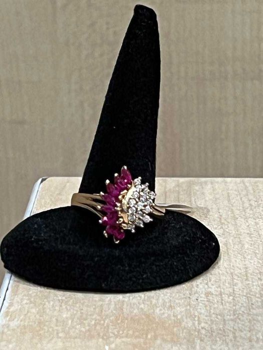 Złoty pierścionek pr585, cyrkonie z rubinami, rozm 19,4.39gr/Komis