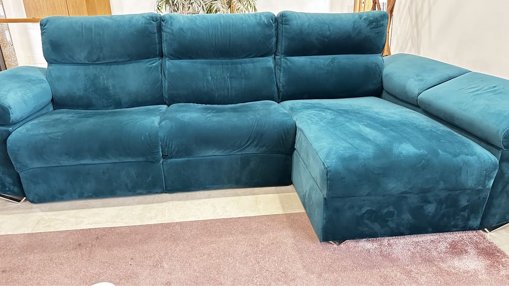 Sofa de cor verde em tecido aveludado