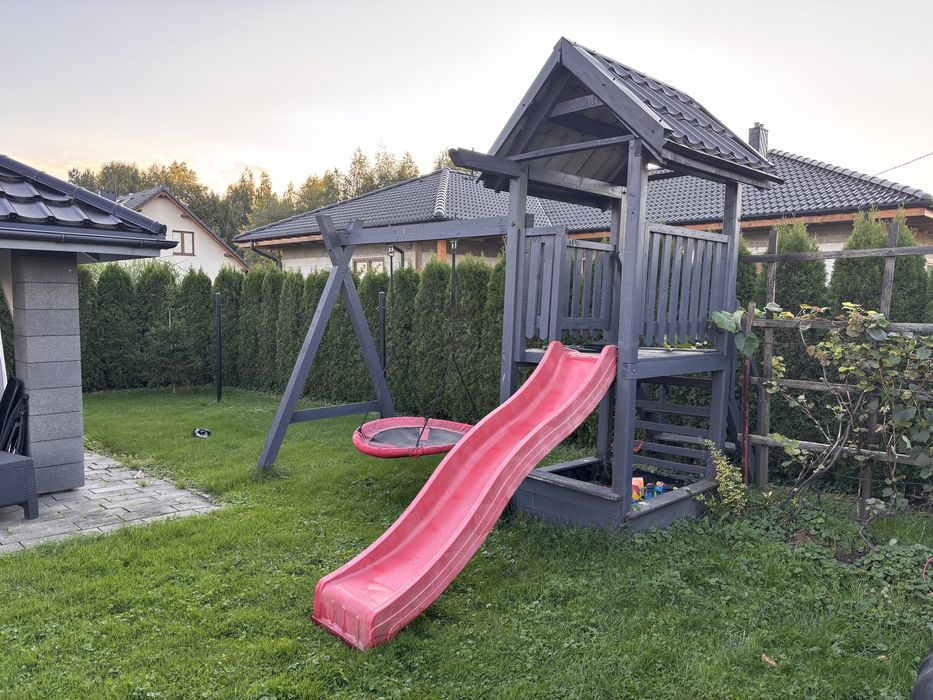 Plac zabaw huśtawka zjeżdzalnia dla dzieci