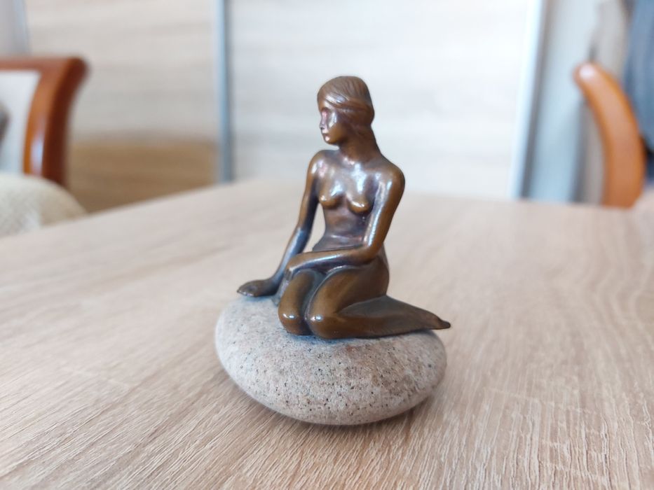 Figurka kobiety z brązu