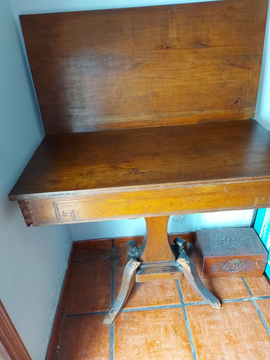 **Mesa de jogo antiga**