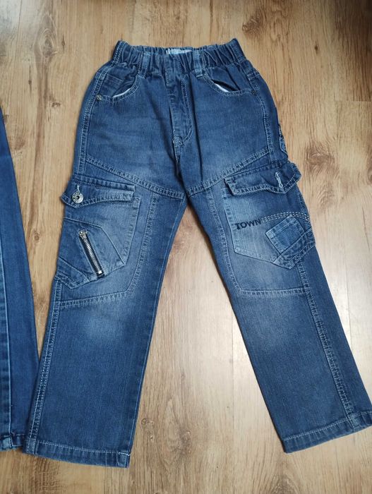 Modna mini paka .Rozmiar 128 .Kamizelka ,spodnie , bluza na suwak.