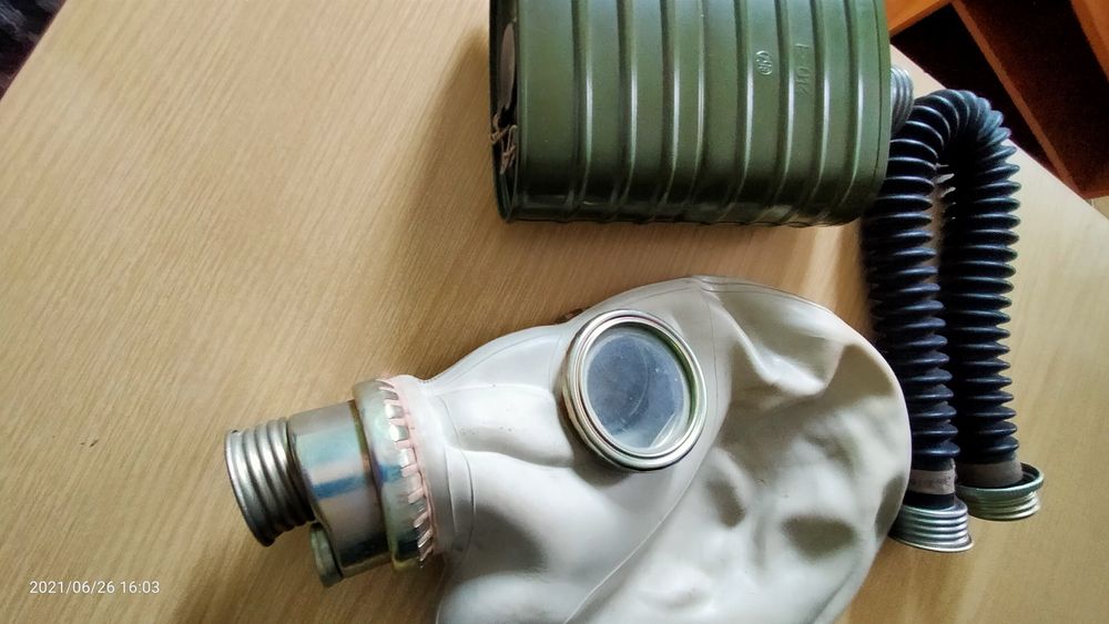 Maska przeciwgazowa z czasów PRL-komplet