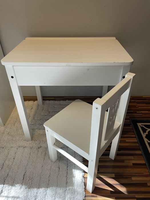 Biurko Sundvik i krzesłko Kritter IKEA dla dzieci