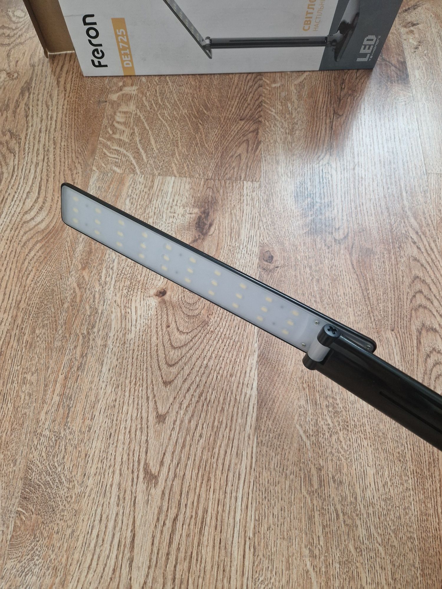 Lampa biurkowa LED Feron DE1725 – jak nowa